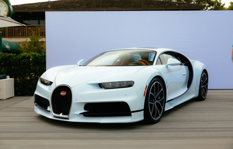 Белая Бугатти Chiron