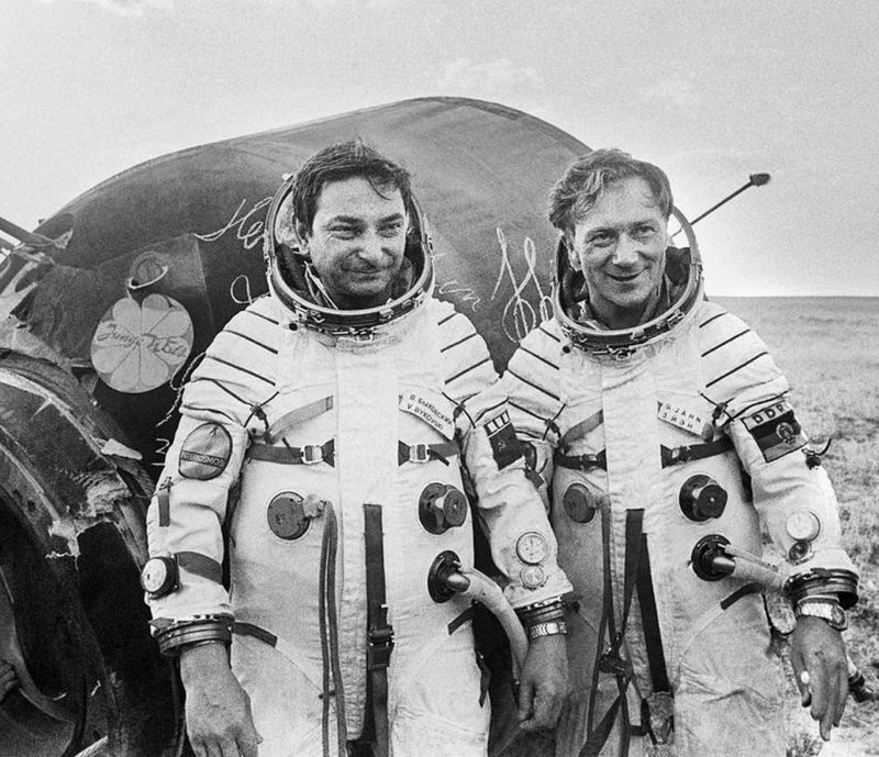 Павел Попович в скафандре СК-1