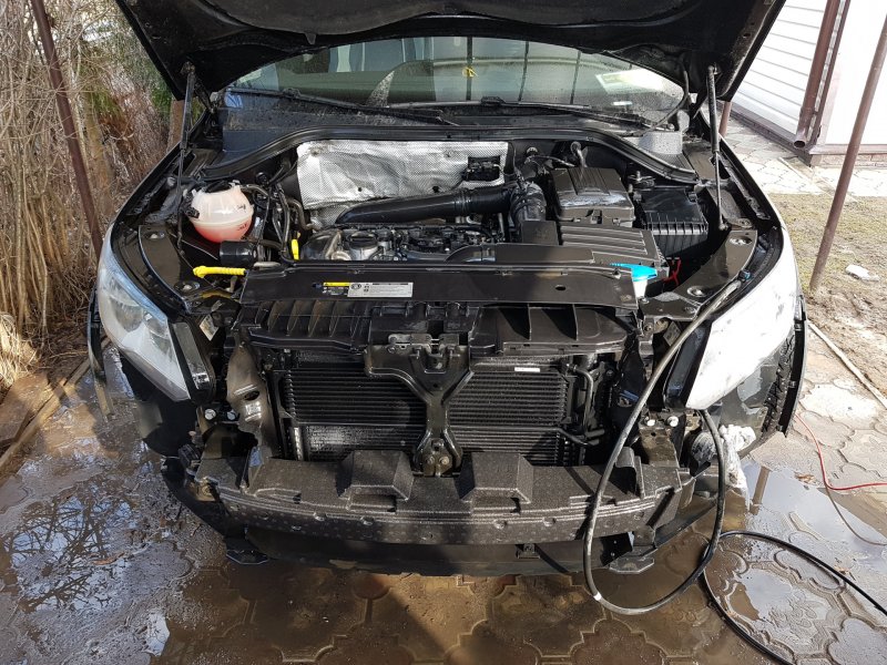 Volkswagen Tiguan подкапотное пространство
