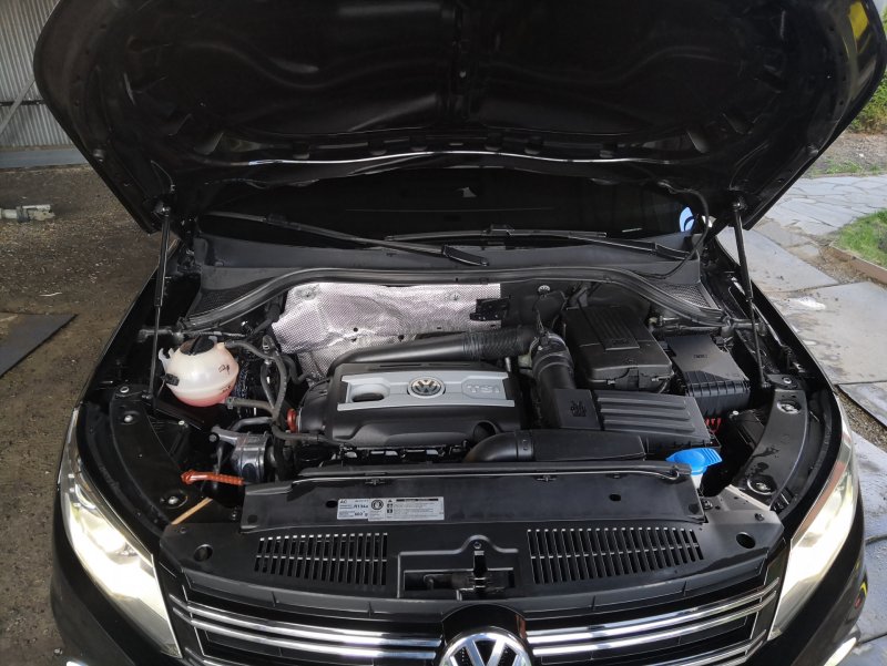 Volkswagen Tiguan подкапотное пространство
