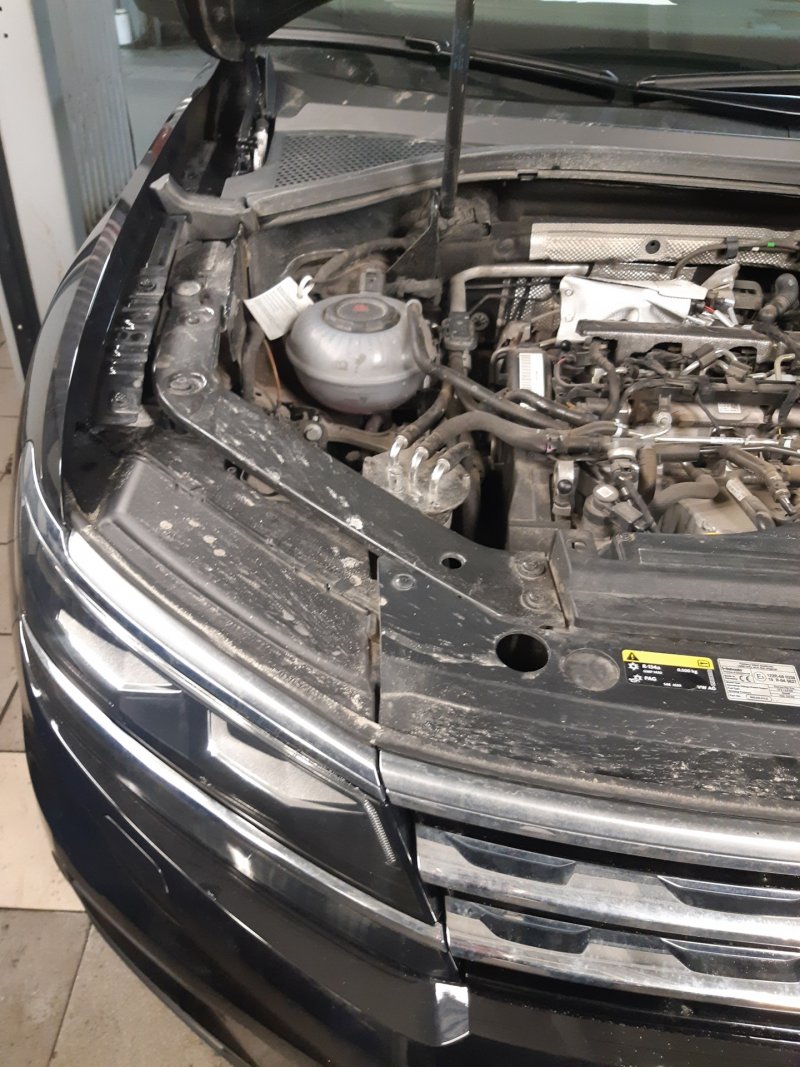 Volkswagen Tiguan подкапотное пространство