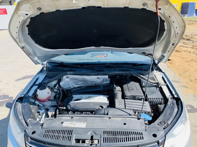 Volkswagen Tiguan подкапотное пространство