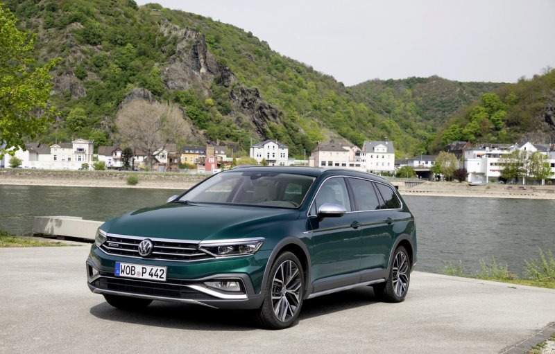 Volkswagen Passat Alltrack 2020 зеленый