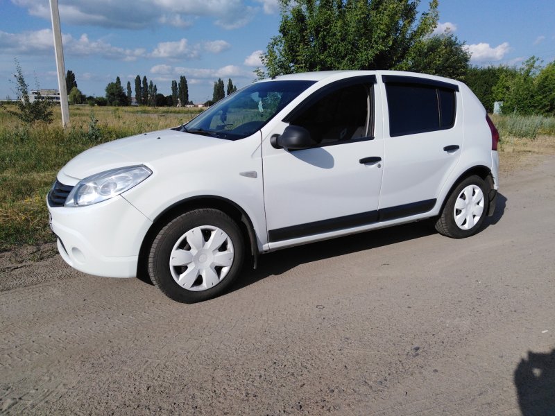 Рено Сандеро 2011 белый