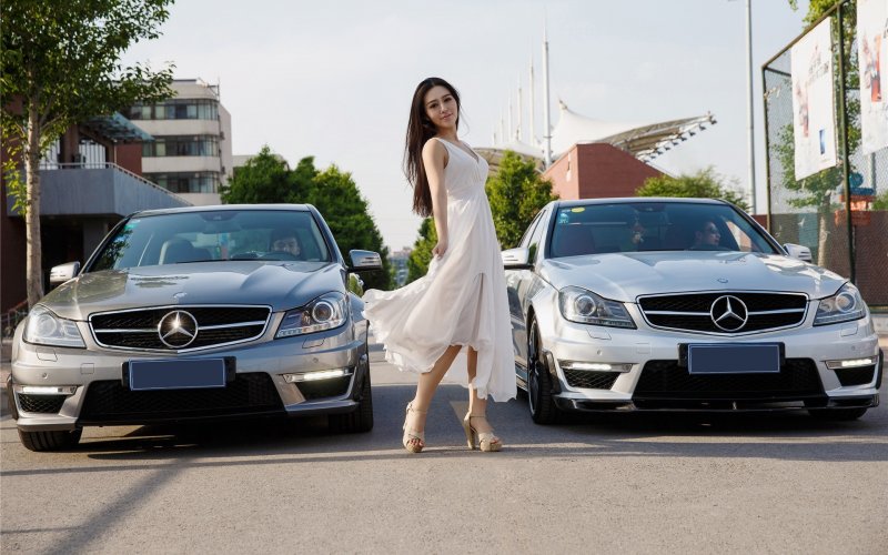 Mercedes и девушка