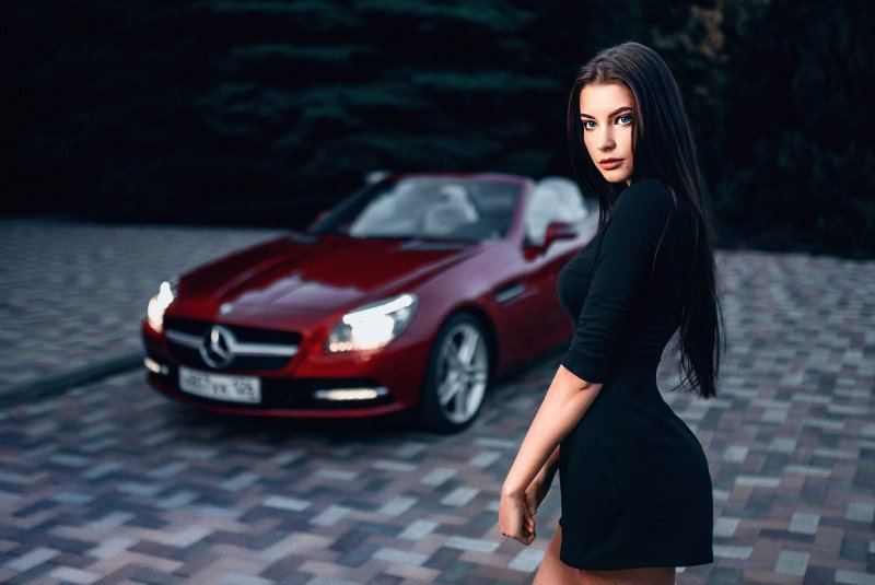 Брюнетка на мерседесе