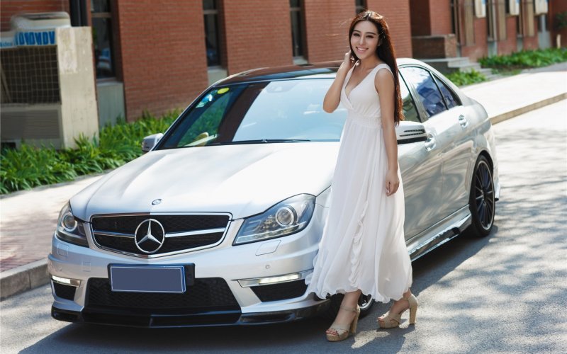 Mercedes Benz e63 AMG С девушкой