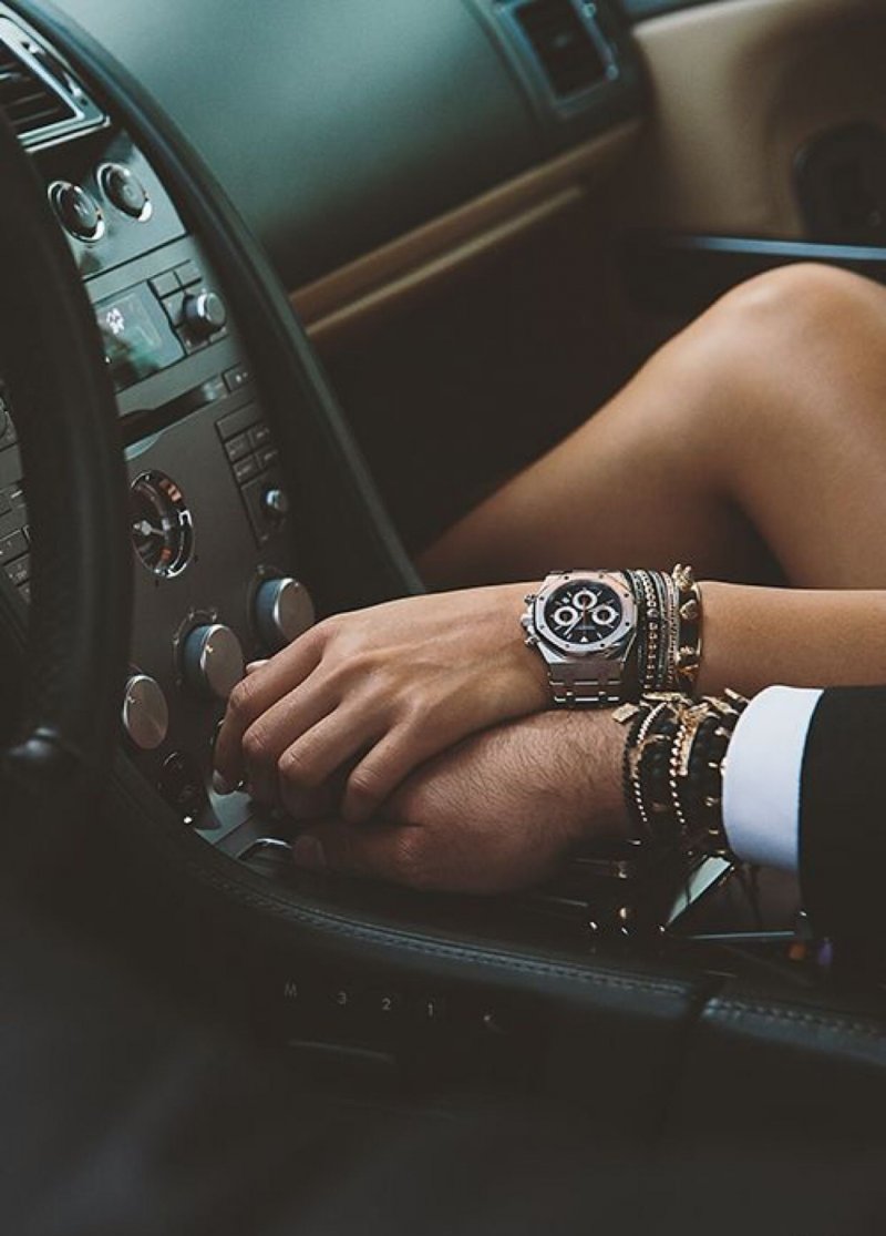 Девушка в мужских руках