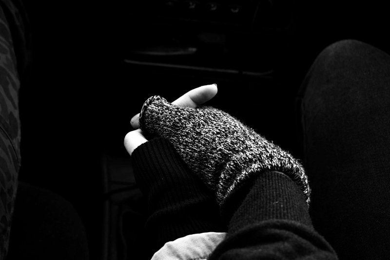 Держаться за руки