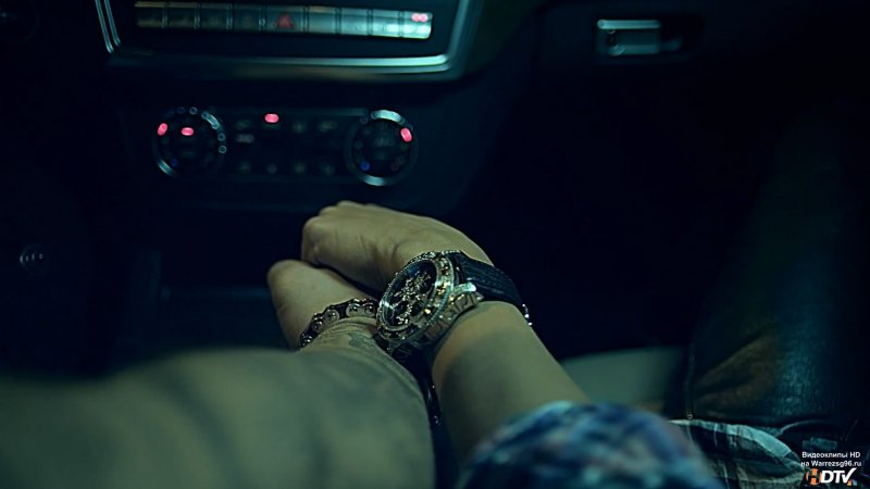 Держатся за руки в машине ВАЗ 2114