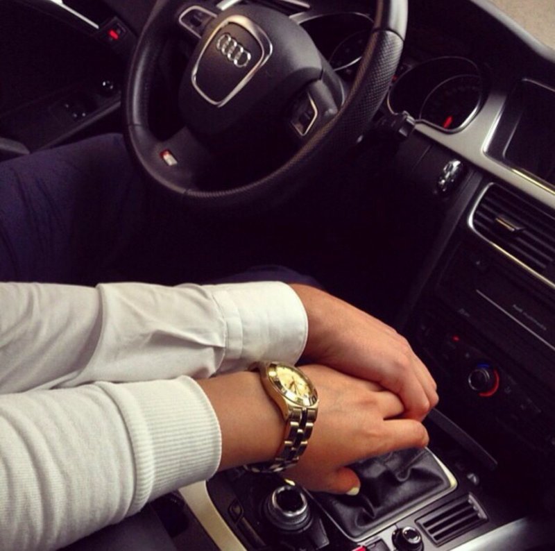 Влюблённые пары в машине