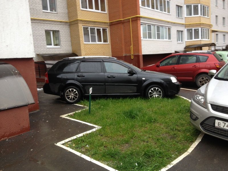 Припаркованный автомобиль в Москве