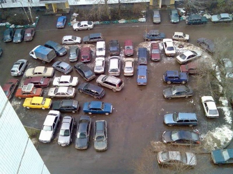 Машина во дворе