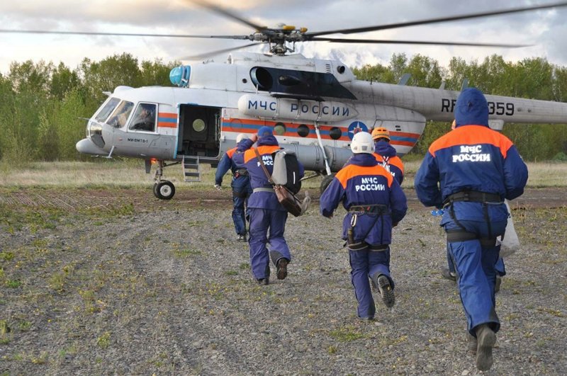 Разбившийся вертолет военный