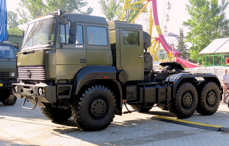 Урал-63704 — бескапотный седельный тягач.