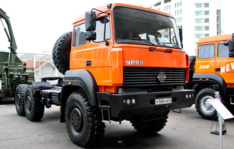 Тягач Урал 63704