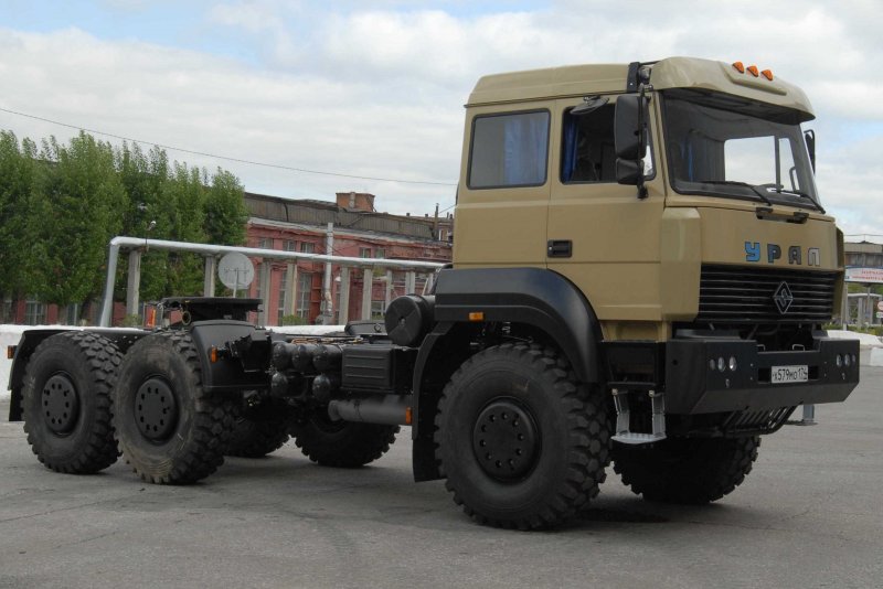 Тягач Урал 63704