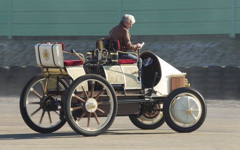 Автомобиль Lohner-Porsche