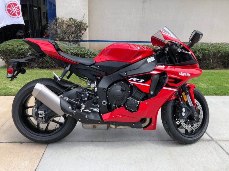 Yamaha YZF-r1 красный