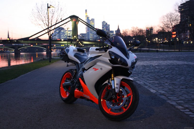 Yamaha r1 белая 4k