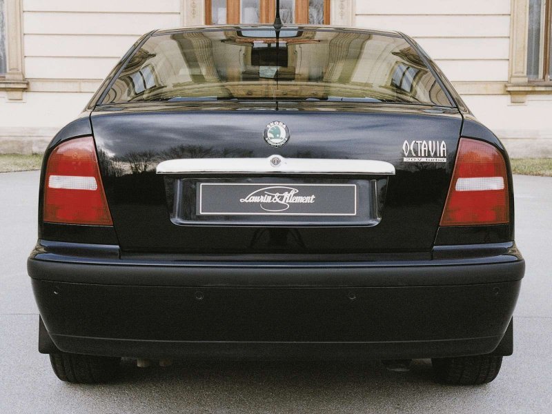 Škoda Octavia 1996 вид сзади