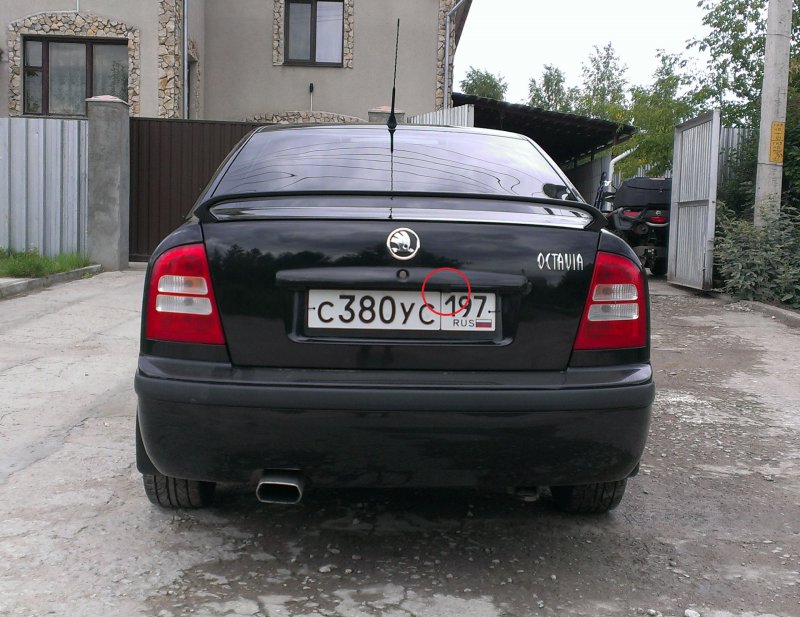 Шкода Октавия сзади 1,8
