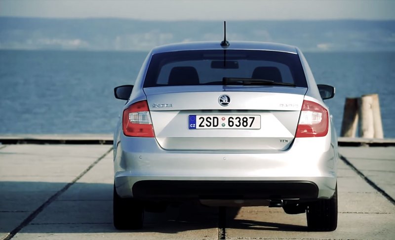 Škoda Rapid вид сзади