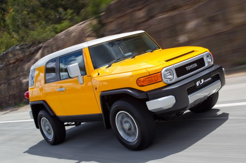 Toyota желтый джип