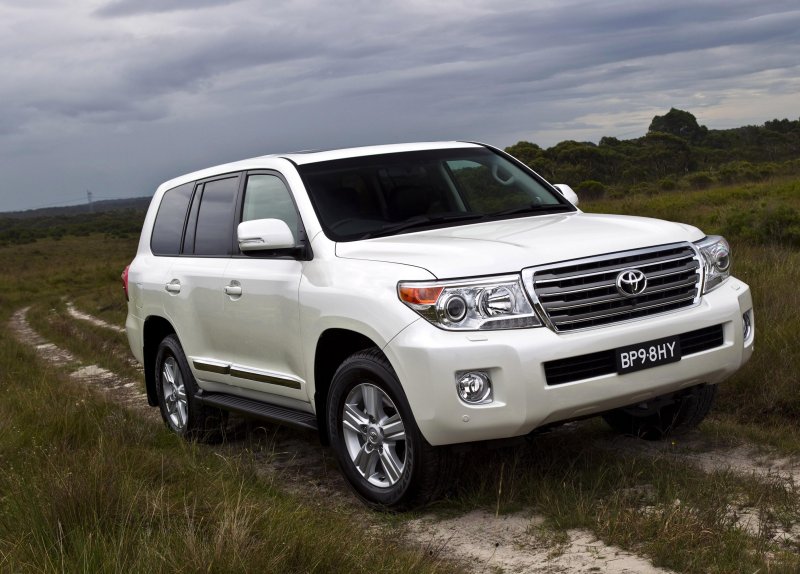 Toyota Land Cruiser 200 белый