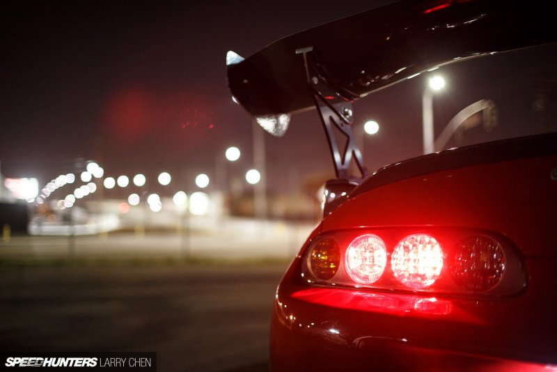 Тойота Супра ночью JDM