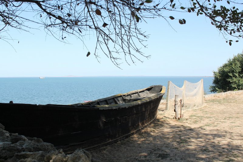 Судно в Таманском