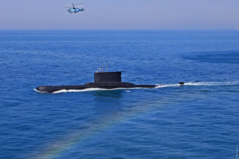 Подводная лодка в море