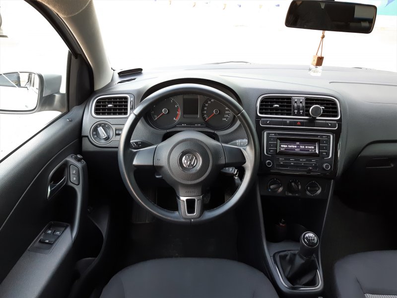 Volkswagen Polo 2010 седан салон