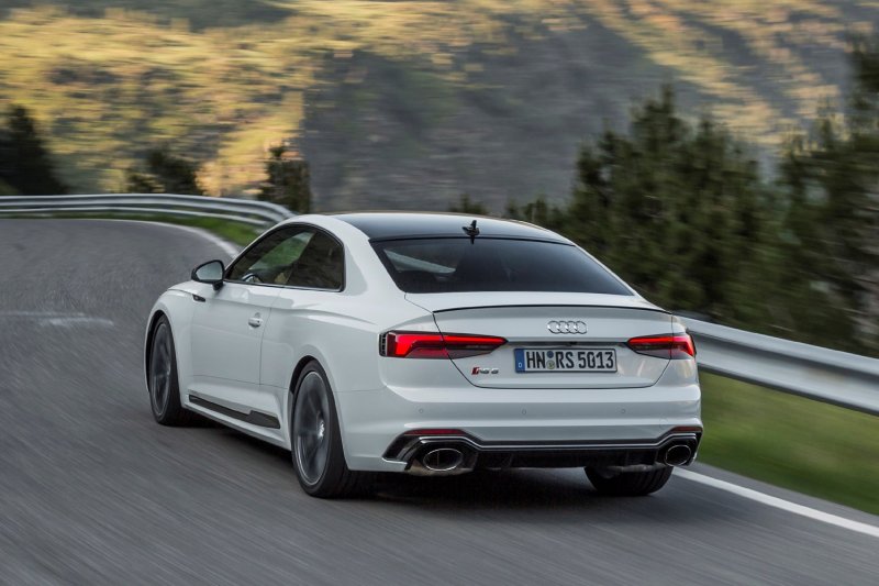 Audi s5 сзади