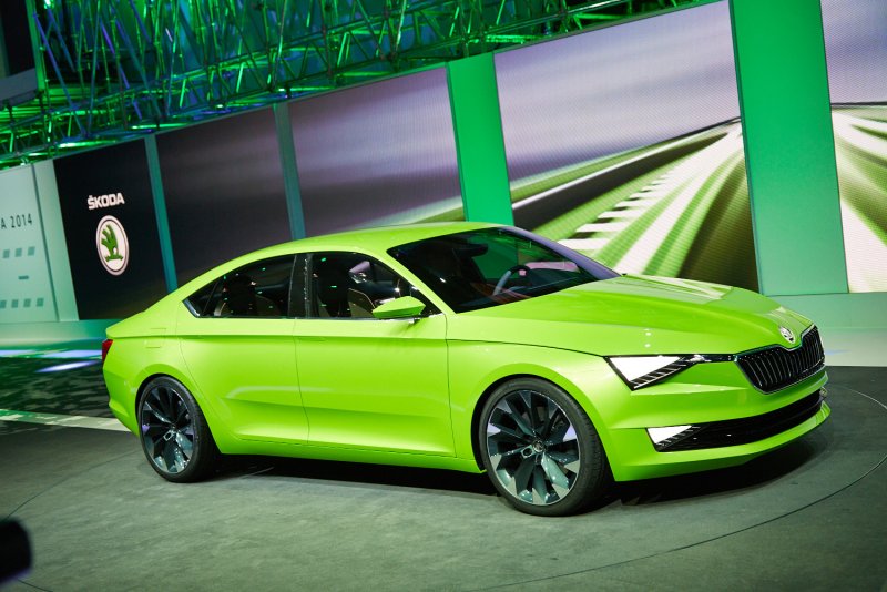 Skoda Superb 2015 зеленая