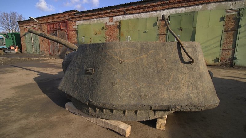 Танк пушкой в землю