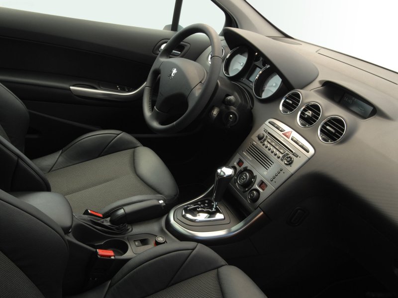 Peugeot 308 2008 салон