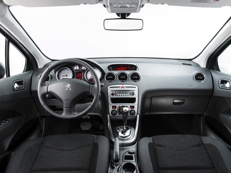 Peugeot 408 салон