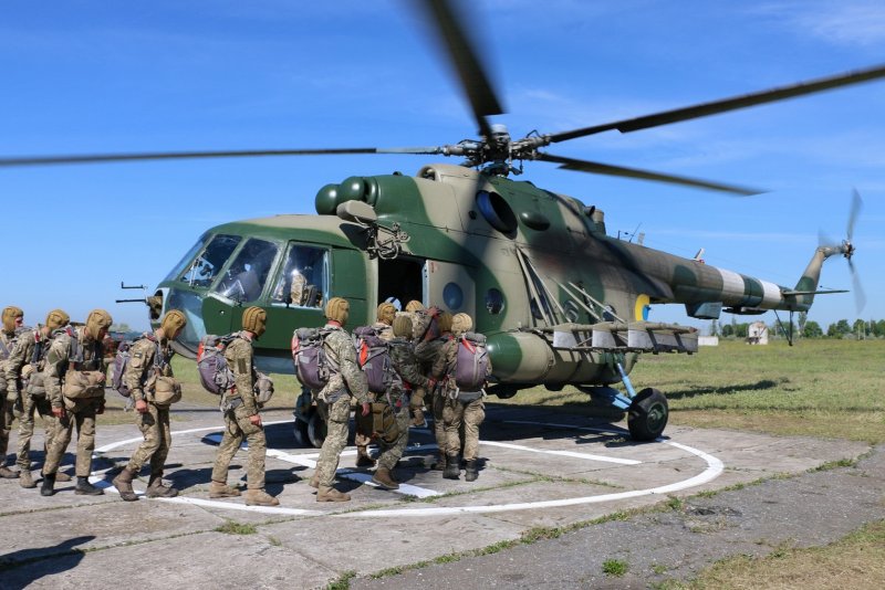 Десантники у вертолёта ми-8