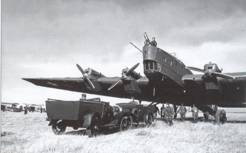 Советский бомбардировщик пе-8