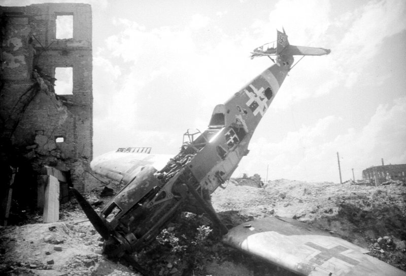 Подбитый немецкий самолет 1945