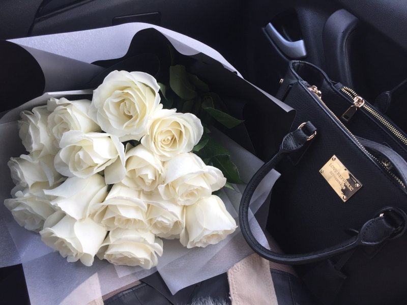 Букет цветов в салоне авто
