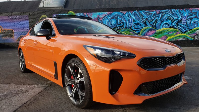 Kia Stinger оранжевая