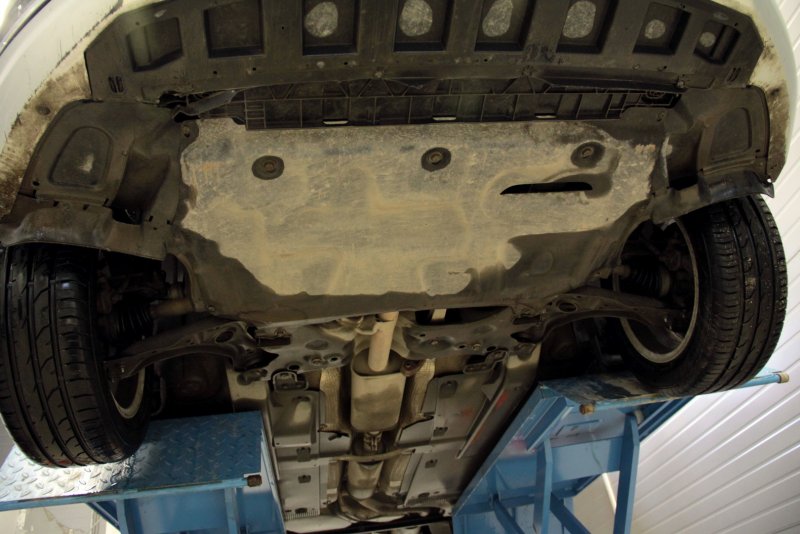 Skoda Rapid вид снизу