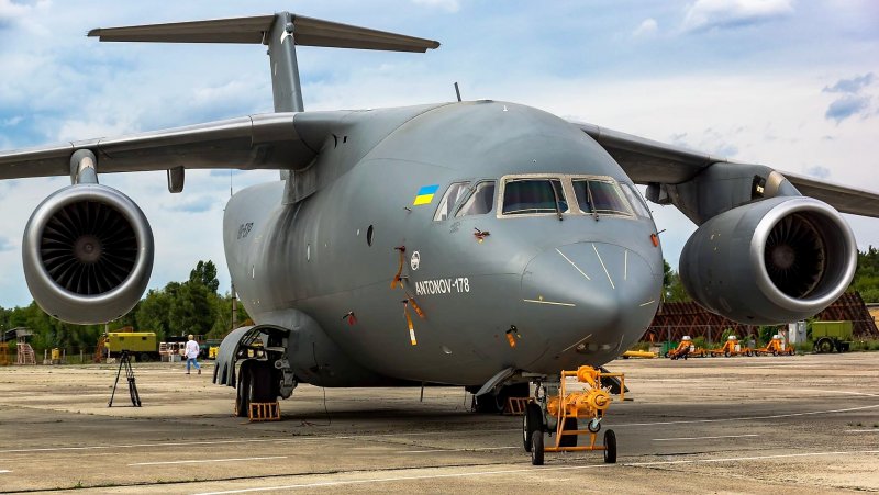 АН-178 транспортный самолёт
