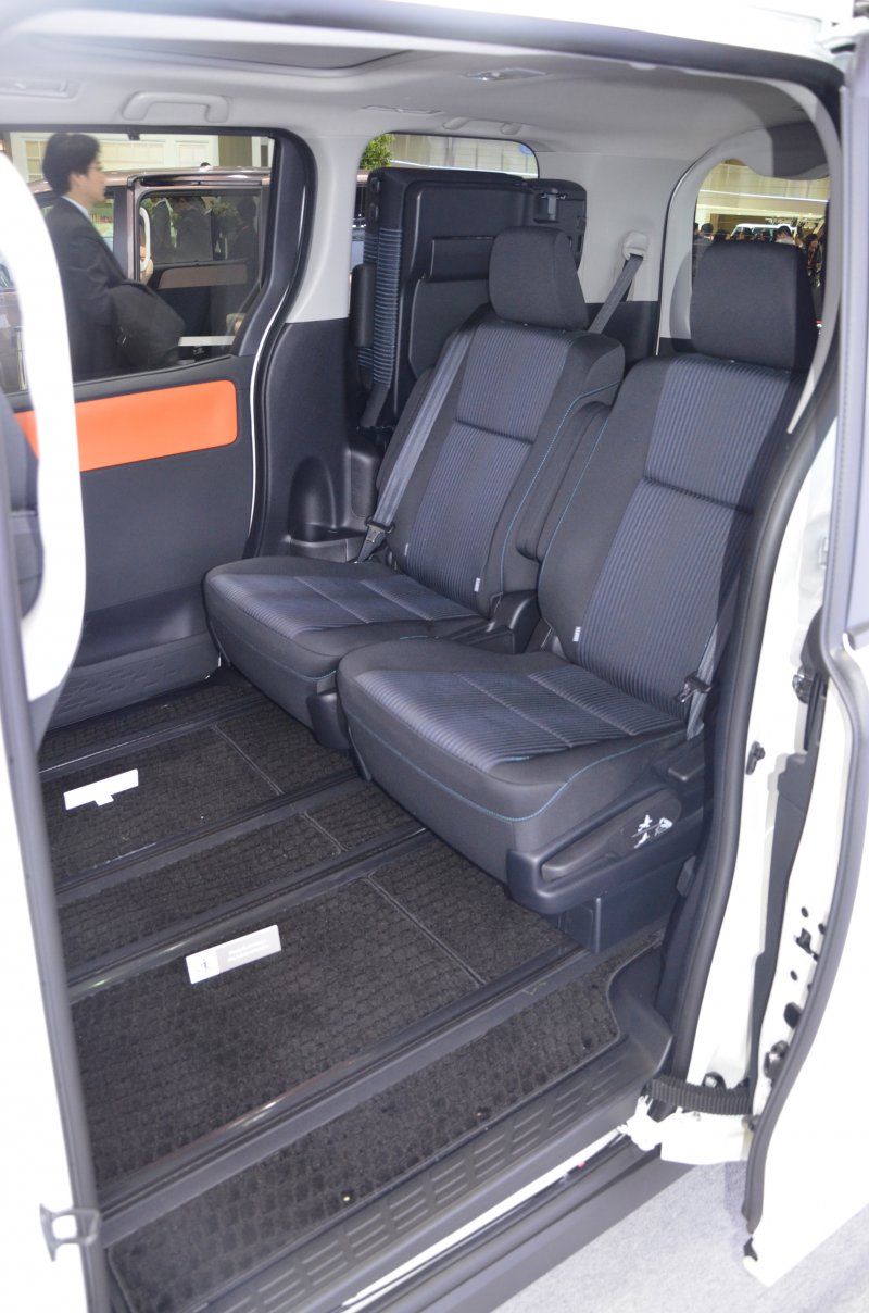 Toyota Noah 2014 салон