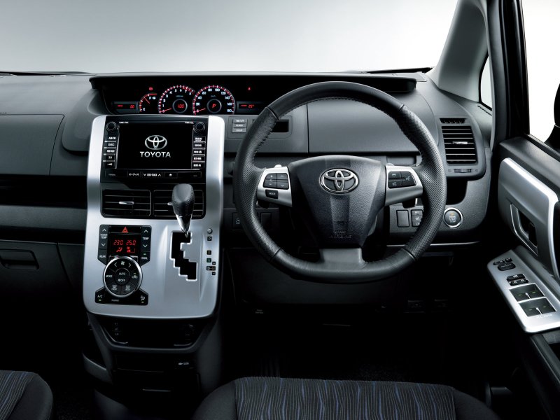 Toyota Voxy 2007 - 2010