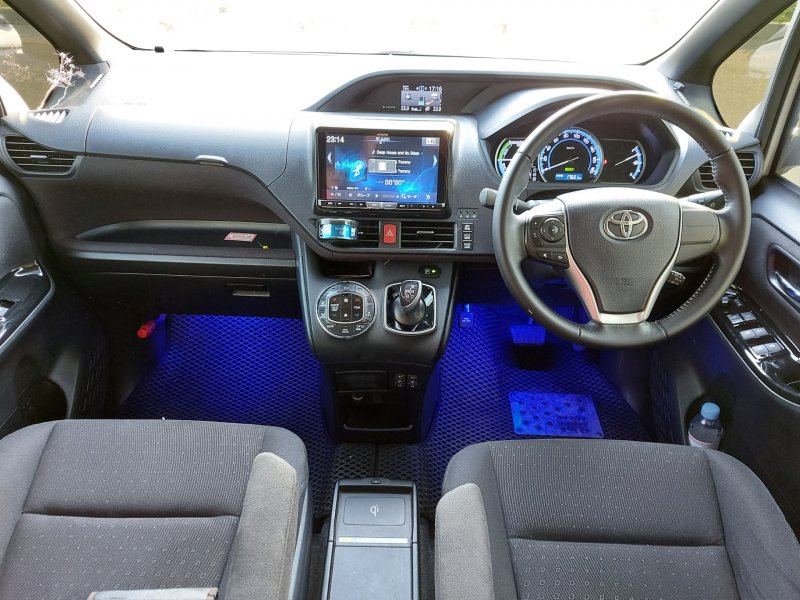 Toyota Voxy 2017 салон