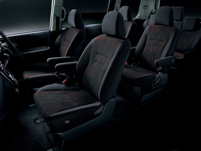 Toyota Voxy 2010 салон