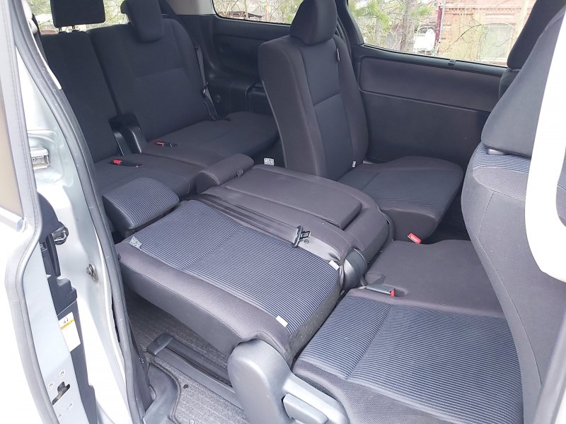 Toyota Voxy 65 трансформация салона